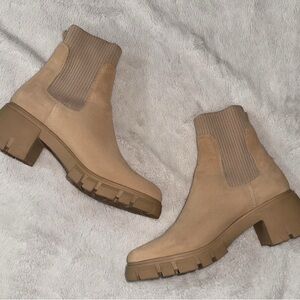 Steve Madden Chunky Chelsea Ankle Boots in Tan